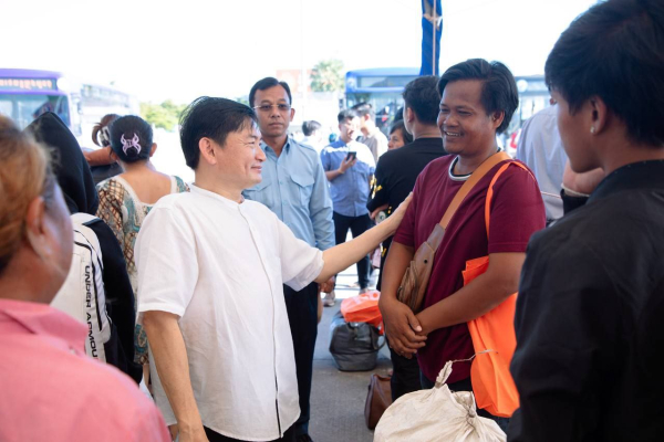 ឯកឧត្តម ហេង សួរ និងឯកឧត្តម ឃួង ស្រេង អញ្ជើញជូនដំណើរបងប្អូនកម្មករនិយោជិត និងប្រជាពលរដ្ឋដែលធ្វើដំណើរទៅកាន់ស្រុកកំណើតក្នុងឱកាសបុណ្យភ្ជុំបិណ្ឌតាមរយៈរថយន្តក្រុងដោយឥតគិតថ្លៃ