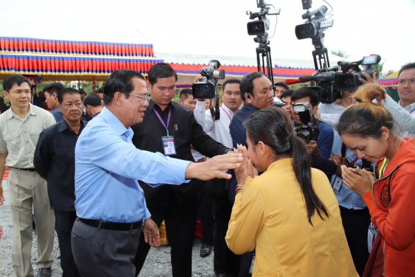 សម្តេចតេជោ ហ៊ុន សែន អញ្ជើញជួបសួរសុខទុក្ខសំណេះសំណាលជាមួយកម្មករ កម្មការិនីជាង ២ម៉ឺន នាក់នៅក្នុងខេត្តតាកែវ