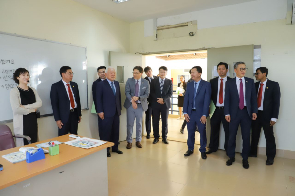 គណៈកម្មាធិការរួបរួមជាតិរបស់ប្រធានាធិបតី នៃសាធារណរដ្ឋកូរ៉េ មកធ្វើទស្សនកិច្ចលើការបណ្តុះបណ្តាលអំពីសុវត្ថិភាព និងសុខភាពការងារតាមរយៈឧបករណ៍ VR នៅវិទ្យាស្ថានជាតិពហុបច្ចេកទេសកម្ពុជា(NPIC)