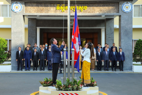 ការចូលរួមគោរពទង់ជាតិមិនត្រឹមតែជាការរំឭកដល់វីរគុណនៃបុព្វបុរសជាតិខ្មែរប៉ុណ្ណោះទេ តែក៏ជាការបង្ហាញពីរបៀបវិន័យនិងជាគម្រូដល់ក្មេងៗជំនាន់ក្រោយ