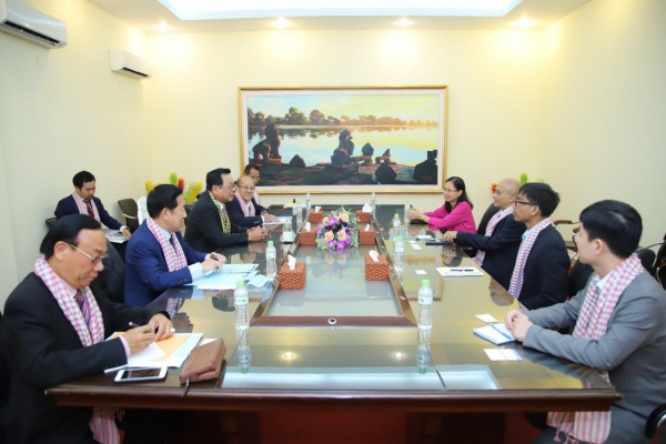 ឯកឧត្តមបណ្ឌិតរដ្ឋមន្ត្រី ស្នើវិទ្យាស្ថាន CDRI ជួយស្រាវជ្រាវរកយន្តការជំរុញលើកទឹកចិត្តឱ្យវិស័យឯកជនងាកមកបើកគ្រឹះស្ថាន TVET ឱ្យបានច្រើន ខណៈកម្ពុជាកំពុងត្រូវការកម្លាំងពលកម្មក្នុងវិស័យនេះយ៉ាងខ្លាំង