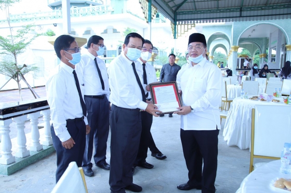 ឯកឧត្តមបណ្ឌិត អុិត សំហេង អញ្ជើញចូលរួមក្នុងពិធីបុណ្យសព ម្តាយបង្កើតរបស់ឯកឧត្តម&nbsp; អូស្មាន ហាស្សាន់