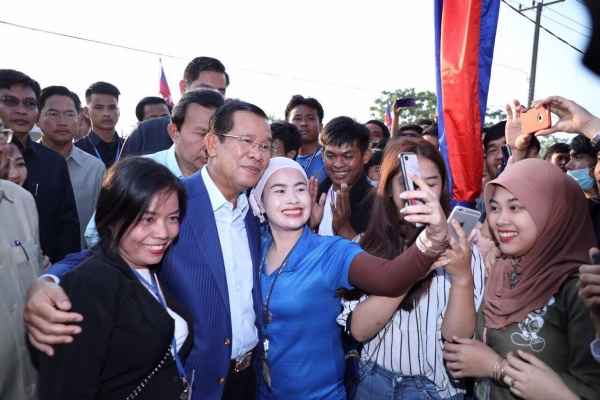 សម្តេចតេជោ ហ៊ុន សែន អញ្ជើញសំណេះសំណាលជាមួយបងប្អូនកម្មករ កម្មការិនីជាង១ម៉ឺននាក់នៅ ខេត្តកោះកុង