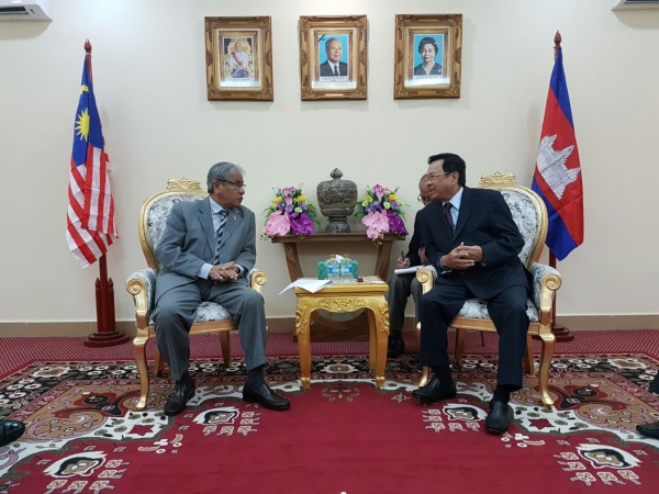 ឯកឧត្តមបណ្ឌិត អ៊ិត សំហេង បានអនុញ្ញាតឱ្យ ឯកឧត្តម Dato Sri Hasan Malek ឯកអគ្គរដ្ឋទូតម៉ាឡេស៊ីប្រចាំព្រះរាជាណាចក្រកម្ពុជា ចូលជួបសម្តែងការគួរសម និងស្វែងយល់ពីវិស័យការងារ និងបណ្តុះបណ្តាលវិជ្ជាជីវៈ កម្ពុជា