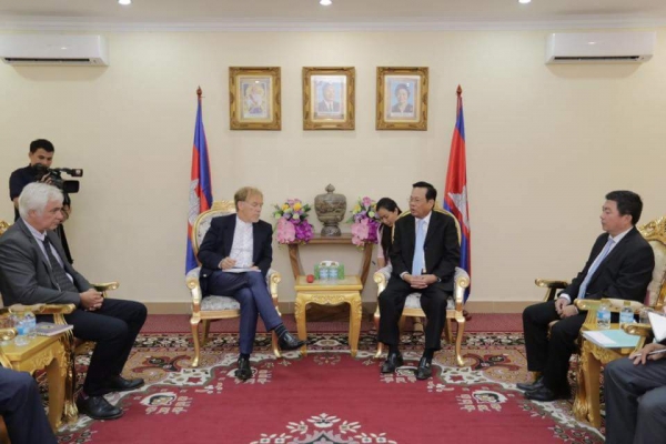 ឯកឧត្តមបណ្ឌិតរដ្ឋមន្ត្រី បានអនុញាតិឲ្យលោក Vic Van Vuuren នាយកទទួលបន្ទុកកិច្ចការសហគ្រាសនៃអង្គការILO នៅទីក្រុងហ្ស៊ឺណែវ ដឹកនាំសហការីចូលជួបសម្តែងការងារគួរសមនិងពិភាក្សាការងារ ស្តីពីសហគ្រិនភាពនៅកម្ពុជា