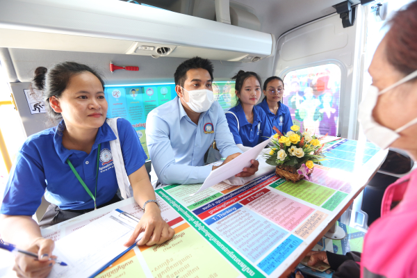 មជ្ឈមណ្ឌលការងារចល័តរបស់ NEA បន្តចុះចល័តនៅតាមមូលដ្ឋានដើម្បីផ្សព្វផ្សាយឱកាសការងារក្នុងស្រុក និងចុះឈ្មោះប្រជាពលរដ្ឋដែលចង់ស្វែងរកការងារ ឬផ្លាស់ប្តូរការងារ!