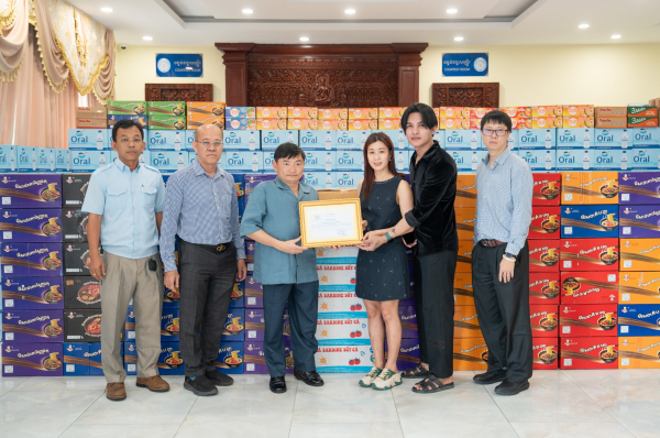 ឯកឧត្តម ហេង សួរ បានទទួលអំណោយពី លោកស្រី ភាវ សុចិន្តា និងស្វាមី សម្រាប់ផ្តល់ជូនវីរកងទ័ព និងជនភៀសសឹក