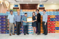 ឯកឧត្តម ហេង សួរ បានទទួលអំណោយពី លោកស្រី ភាវ សុចិន្តា និងស្វាមី សម្រាប់ផ្តល់ជូនវីរកងទ័ព និងជនភៀសសឹក