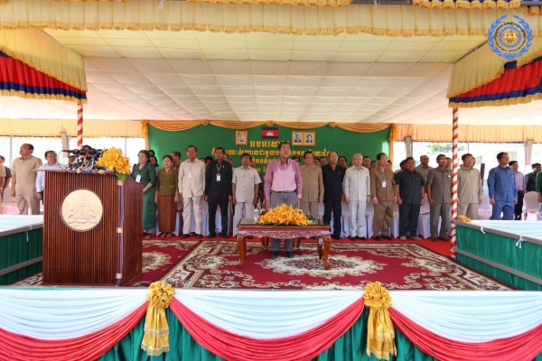 សម្តេចតេជោ ហ៊ុន សែន អញ្ជើញជួបកូនក្មួយកម្មករជាង១ម៉ឺន នាក់នៅរោងចក្រតំបន់ទំនប់កប់ស្រូវ