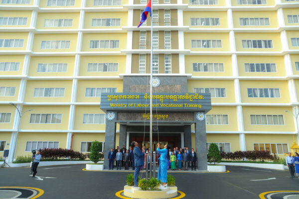 ថ្នាក់ដឹកនាំ និងមន្ត្រីរាជការនៃក្រសួងការងារ និងបណ្តុះបណ្តាលវិជ្ជាជីវៈ បានចូលរួមគោរពទង់ជាតិ នៃព្រះរាជាណាចក្រកម្ពុជា និងច្រៀងបទពង្សាវតារខ្មែរ