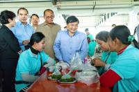 ឯកឧត្តម ហេង សួរ អញ្ជើញសំណេះសំណាល និងទទួលទានអាហារថ្ងៃត្រង់ជាមួយបងប្អូនកម្មករនិយោជិតនៅរោងចក្រ ស៊ិនគី អឹភែរឹល ក្នុងខេត្តកំពង់ឆ្នាំង