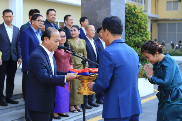 ថ្នាក់ដឹកនាំ និងមន្ត្រីរាជការនៃក្រសួងការងារ និងបណ្តុះបណ្តាលវិជ្ជាជីវៈ ចូលរួមគោរពទង់ជាតិនៃព្រះរាជាណាចក្រកម្ពុជា