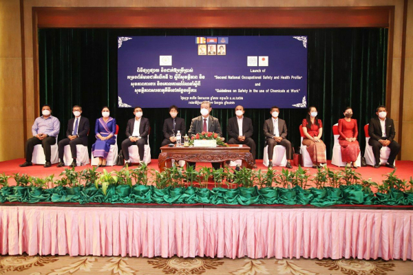 ក្រសួងការងារ ដាក់ឱ្យប្រើប្រាស់ &ldquo;កម្រងព័ត៌មានជាតិលើកទី២ ស្តីពីសុវត្ថិភាព និងសុខភាពការងារ និងគោលការណ៍ណែនាំស្តីពី សុវត្ថិភាពសារធាតុគីមីនៅកន្លែងធ្វើការ&rdquo;
