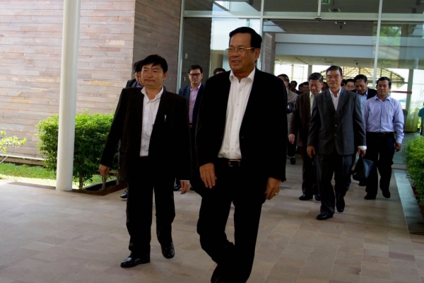 ឯកឧត្តមបណ្ឌិត អ៊ិត សំហេង បានអញ្ជើញត្រឡប់មកដល់ព្រះរាជាណាចក្រកម្ពុជាវិញប្រកបដោយសុវត្តិភាព​ បន្ទាប់ពីបានចូលរួមក្នុងពិធីដាក់ឱ្យដំណើរការ​ "គំនិត​ផ្ដួចផ្ដើម​កិច្ច​ព្រមព្រៀង​សកល​​ Global Deal Initiative"​