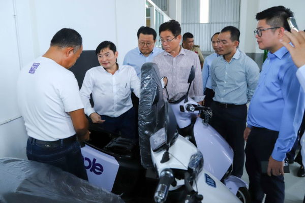 រដ្ឋមន្ត្រីក្រសួងការងារ និងបណ្តុះបណ្តាលវិជ្ជាជីវៈ ចុះពិនិត្យមើលសង្វាក់ផលិតកម្មរោងចក្រដំឡើងម៉ូតូ កង់ និងរ៉ឺម៉កអគ្គិសនីស្តង់ដាកូរ៉េ