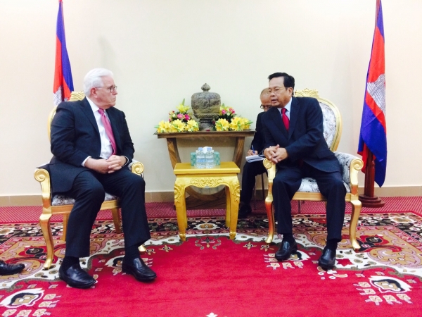 ឯកឧត្តមបណ្ឌិត អ៊ិត សំហេង ទទួលជួប​ពិភាក្សាការងារជាមួយលោក Rick Darling នាយកប្រតិបត្តិទទួលបន្ទុកទំនាក់ទំនង ជាមួយរដ្ឋាភិបាល និងកិច្ចការសាធារណៈ