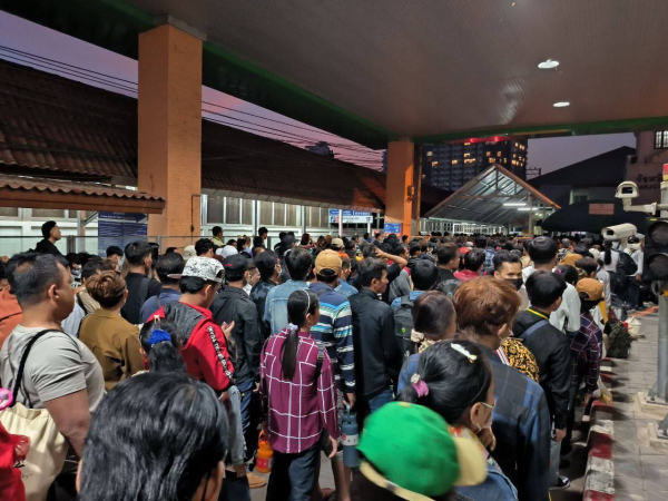 ទិដ្ឋភាពបងប្អូនពលករខ្មែរ ចូលមកលេងស្រុកកំណើតតាមច្រកព្រំដែន ដើម្បីជួបជុំគ្រួសារ សាច់ញាតិ បងប្អូន នាពិធីបុណ្យចូលឆ្នាំថ្មីប្រពៃណីជាតិខ្មែរ