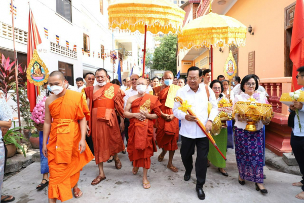 ថ្នាក់ដឹកនាំ មន្ត្រីរាជការក្រសួងការងារ និងបណ្តុះបណ្តាលវិជ្ជាជីវៈ ដង្ហែរកឋិនទានចូលវត្តមហាមន្ត្រី ដើម្បីប្រមូលបច្ច័យកសាងសមិទ្ធផលក្នុងវត្ត