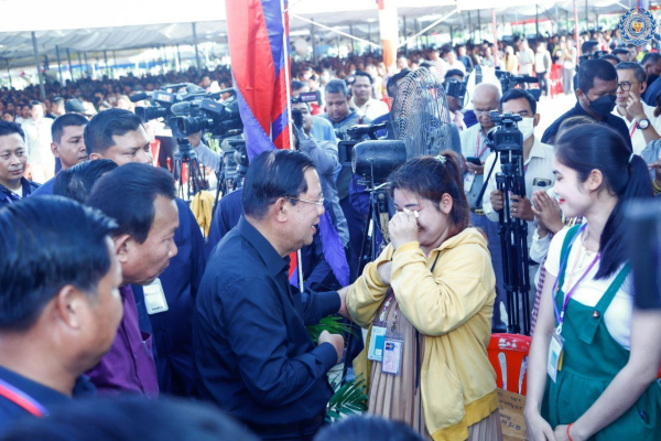 ព្រឹកនេះ សម្តេចតេជោ ហ៊ុន សែន បានបន្តអញ្ជើញចុះជួបបងប្អូនកម្មករ កម្មការិនី ជិត២ម៉ឺននាក់ជាបន្តទៀត