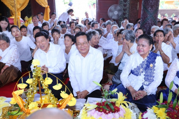 ឯកឧត្តមបណ្ឌិតរដ្ឋមន្ត្រី និងលោកជំទាវ រួមនិងឯកឧត្តម លោកជំទាវ អស់លោក លោកស្រី និងមន្ត្រីរាជការក្រោមឳវាទក្រសួង រួមគ្នាធ្វើបុណ្យកឋិនទានសាមគ្គីមួយដង្ហែរទវេរប្រគេនព្រះសង្ឃដែលគង់ចាំព្រះវស្សា