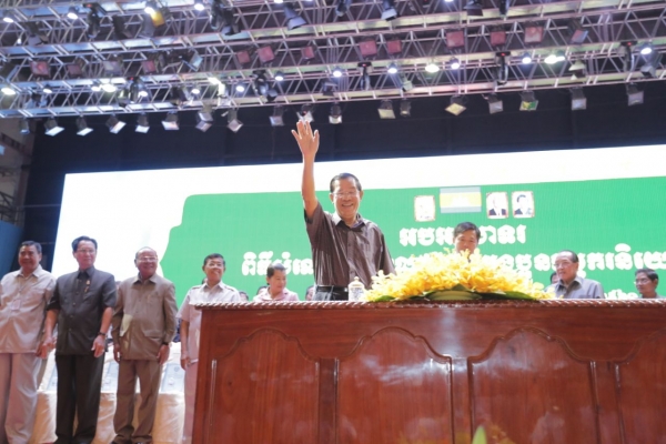 សម្តេច​តេជោ ហ៊ុន សែន អញ្ជើញ​ជួប​សួរ​សុខ​ទុក្ខ​កូន​ក្មួយ​កម្មករ ៤,៦២៦នាក់ នៅកោះពេជ្រ