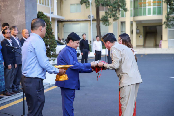 ថ្នាក់ដឹកនាំ និងមន្ត្រីរាជការនៃក្រសួងការងារ និងបណ្តុះបណ្តាលវិជ្ជាជីវៈ បានបន្តចូលរួមគោរពទង់ជាតិនៃព្រះរាជាណាចក្រកម្ពុជា