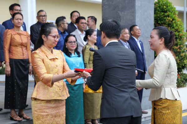 ថ្នាក់ដឹកនាំ និងមន្ត្រីរាជការនៃក្រសួងការងារ និងបណ្តុះបណ្តាលវិជ្ជាជីវៈ ចូលរួមគោរពទង់ជាតិនៃព្រះរាជាណាចក្រកម្ពុជា