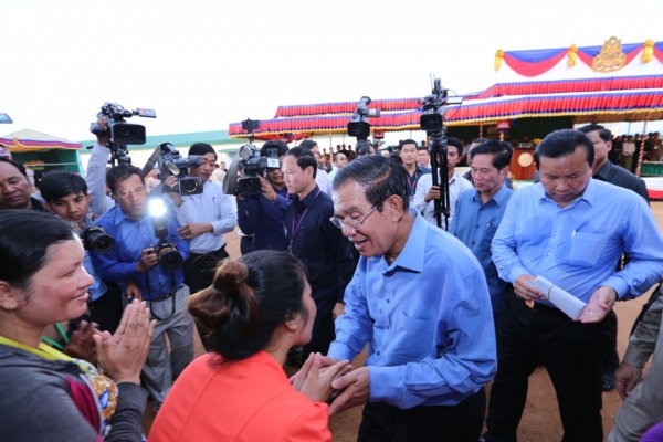 សម្តេចតេជោ ហ៊ុន សែន អញ្ជើញចុះសួរសុខកូនក្មួយកម្មករជាងមួយម៉ឺននាក់មកពីរោងចក្រតំបន់ជ្រៃកោង ក្នុងខណ្ឌពោធិ៍សែនជ័យ