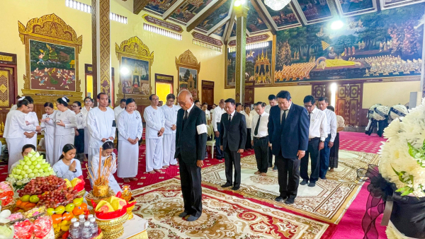 តំណាងក្រសួងការងារ ចូលរួមគោរពវិញ្ញាណក្ខន្ធអគ្គមហាឧបាសិកាពុទ្ធសាសនូបត្ថម្ភក៍ ឌី សានឿន