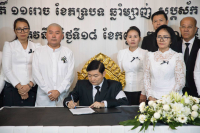 ឯកឧត្ដម ហេង សួរ ដឹកនាំគណៈប្រតិភូក្រសួងការងារ និងបណ្ដុះបណ្ដាលវិជ្ជាជីវៈ អញ្ជើញគោរពវិញ្ញាណក្ខន្ធសព សីលានុរ័ក្ខធម្មសិរីរតន៍ អគ្គមហាឧបាសិកា ពុទ្ធសាសនូបត្ថម្ភក៍ សុខ សុផា ដែលត្រូវជាម្តាយបង្កើតរបស់ ឯកឧត្តម សេង សក្ដា