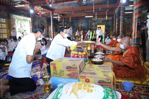 ថ្នាក់ដឹកនាំ និងមន្រ្តីរាជការ នៃក្រសួងការងារ និងបណ្តុះបណ្តាលវិជ្ជាជីវៈ អញ្ជើញចូលរួមកាន់បិណ្ឌទី១ នៅវត្តសារាវ័ន្តតេជោ