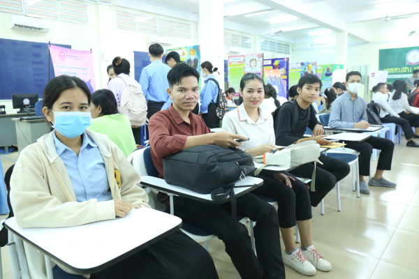 យុវជនជិត ១០០ នាក់ដែលទទួលបានលទ្ធផលល្អក្នុងវេទិកាការងារកាលពីម្សិលមិញ