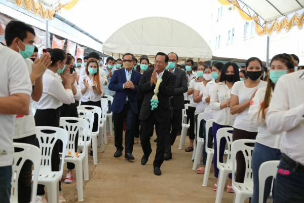 ឯកឧត្តមបណ្ឌិត អុិត សំហេង អញ្ជើញចុះជួបសំណេះសំណាល និងសួរសុខទុក្ខបងប្អូនពលករខ្មែរ ដែលកំពុងធ្វើការនៅក្រុមហ៊ុនCPF ប្រទេសថៃ