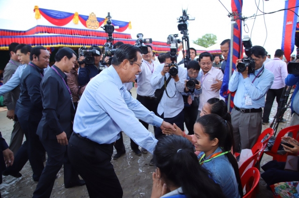 សម្តេចតេជោ ហ៊ុន សែន អញ្ជើញបន្តចុះសំណេះសំណាលជាមួយកម្មករ កម្មការិនីជិត ២ម៉ឺននាក់នៅខេត្តកណ្តាល