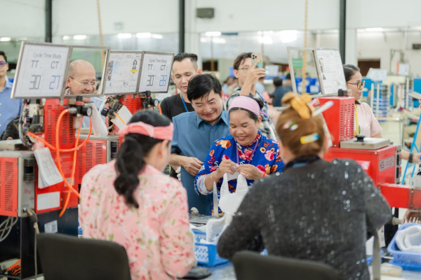 ឯកឧត្តម ហេង សួរ អញ្ជើញចុះសួរសុខទុក្ខ និងហូបបាយថ្ងៃត្រង់ជាមួយបងប្អូនកម្មករនៅរោងចក្រម៉េងដា