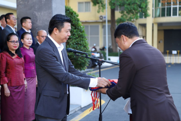 ថ្នាក់ដឹកនាំ និងមន្ត្រីរាជការនៃក្រសួងការងារ និងបណ្តុះបណ្តាលវិជ្ជាជីវៈ ចូលរួមគោរពទង់ជាតិនៃព្រះរាជាណាចក្រកម្ពុជា