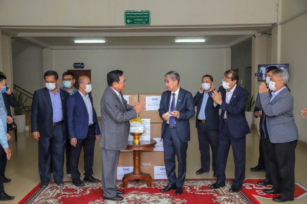 ម៉ាសចំនួន ៤ម៉ឺន ត្រូវបានសមាគមរោងចក្រកាត់ដេរនៅកម្ពុជា ឧបត្ថម្ភជូនដល់ ក្រសួងការងារ និងបណ្តុះបណ្តាលវិជ្ជាជីវៈ