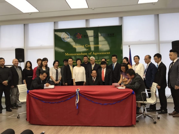 ឯកឧត្តមបណ្ឌិត អ៊ិត សំហេង បានអញ្ជើញជាអធិបតី និងសាក្សី ជាមួយ ឯកឧត្តម Gregory So Kam-Leung រដ្ឋមន្រ្តីទទួលបន្ទុកអភិវឌ្ឍពាណិជ្ជកម្ម និងសេដ្ឋកិច្ចហុងកុង